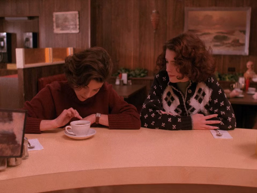 Audrey Horne and Donna Hayward discuss at the Double R Diner