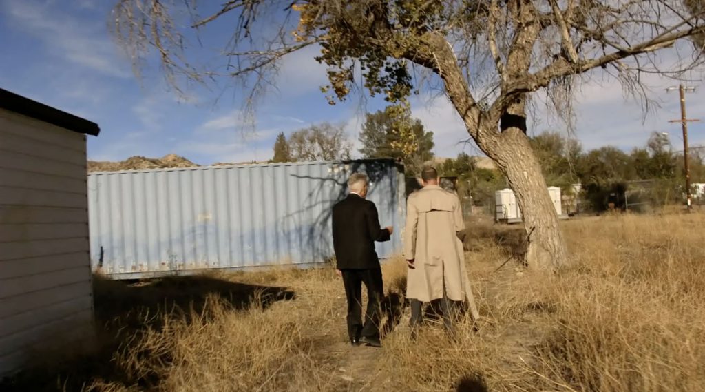 Behind the scenes image of David Lynch and Miguel Ferrer talking