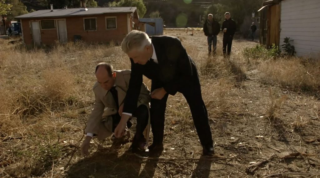 Behind the scenes image of David Lynch and Miguel Ferrer talking