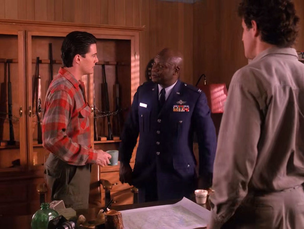 Dale Cooper speaks with Colonel Riley and Sheriff Harry Truman