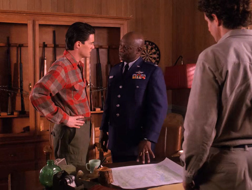 Dale Cooper speaks with Colonel Riley and Sheriff Harry Truman