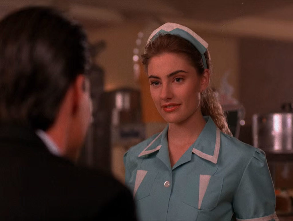 Shelly Johnson speaks to Agent Cooper