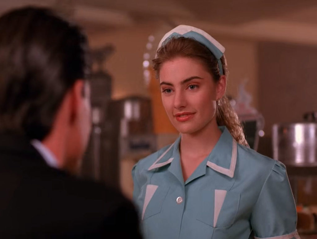 Shelly Johnson speaking with Agent Cooper