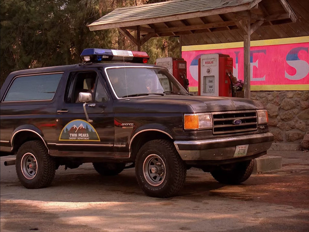 Twin Peaks Sheriff's Department Ford Bronco pulling into gas station