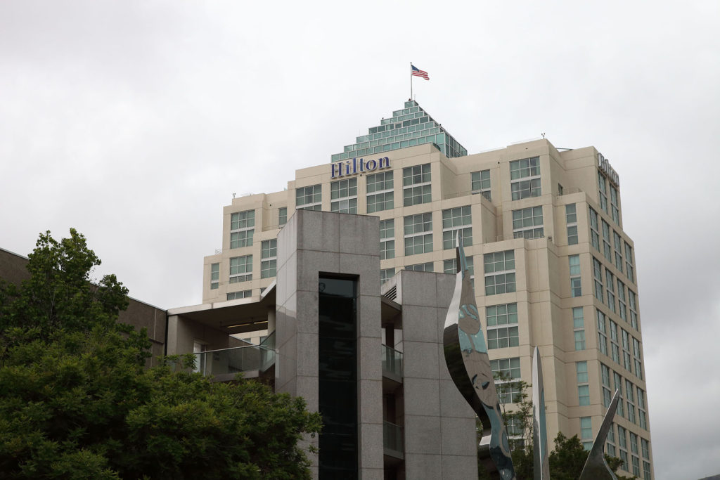 Exterior building of Hilton in Glendale, CA