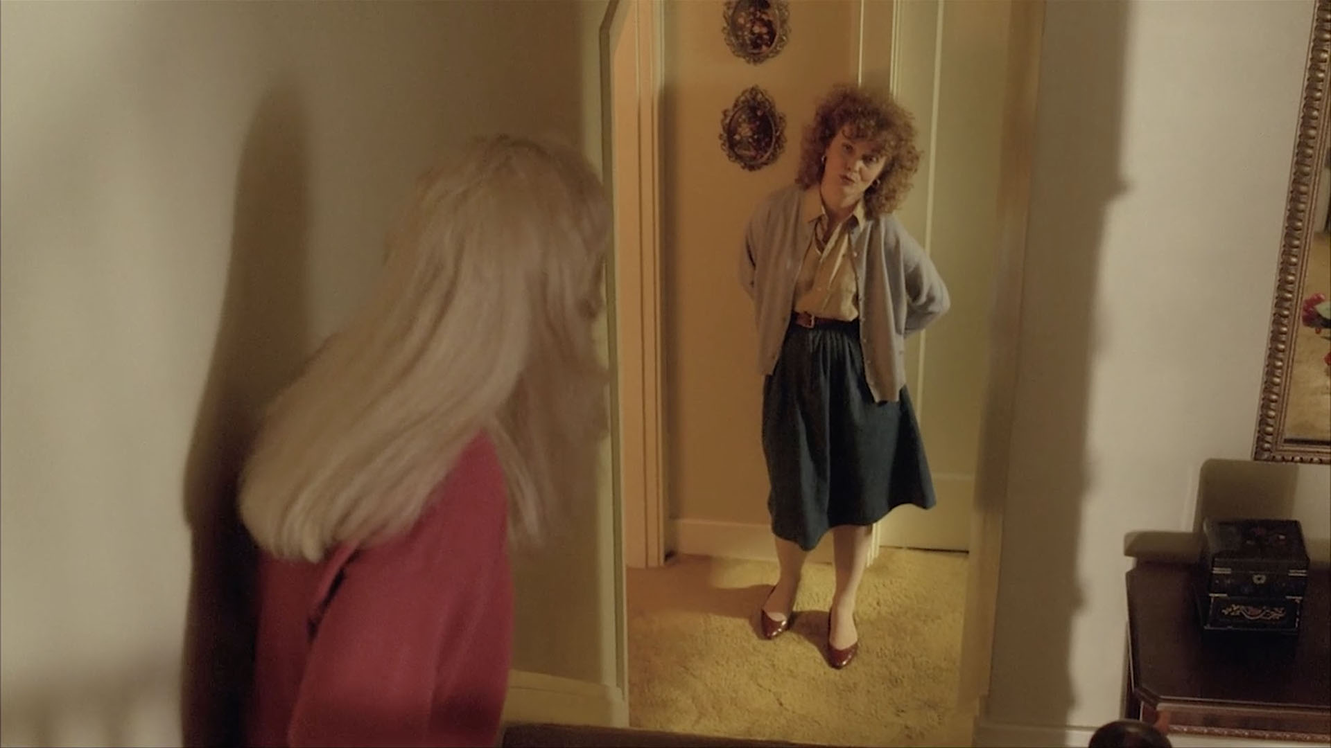 Laura Palmer standing on stairs looking at her mother Sarah