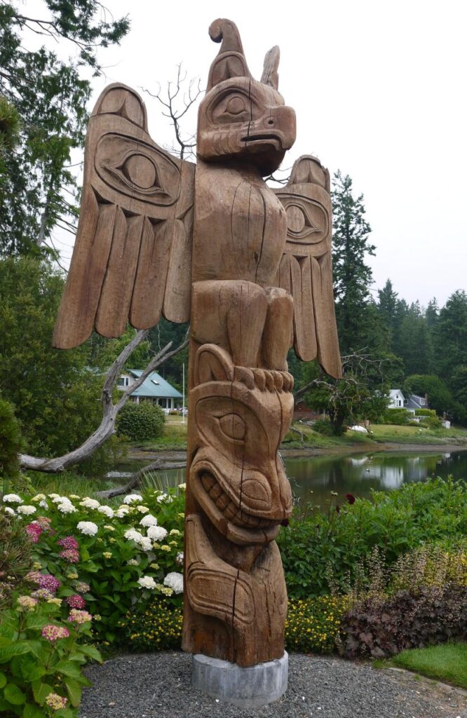 Thunderbird totem pole outside Kiana Lodge