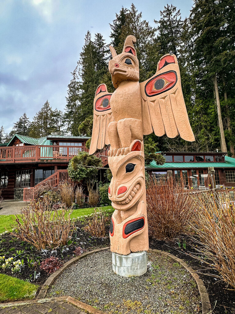 Totem pole with Kiana Lodge in the background