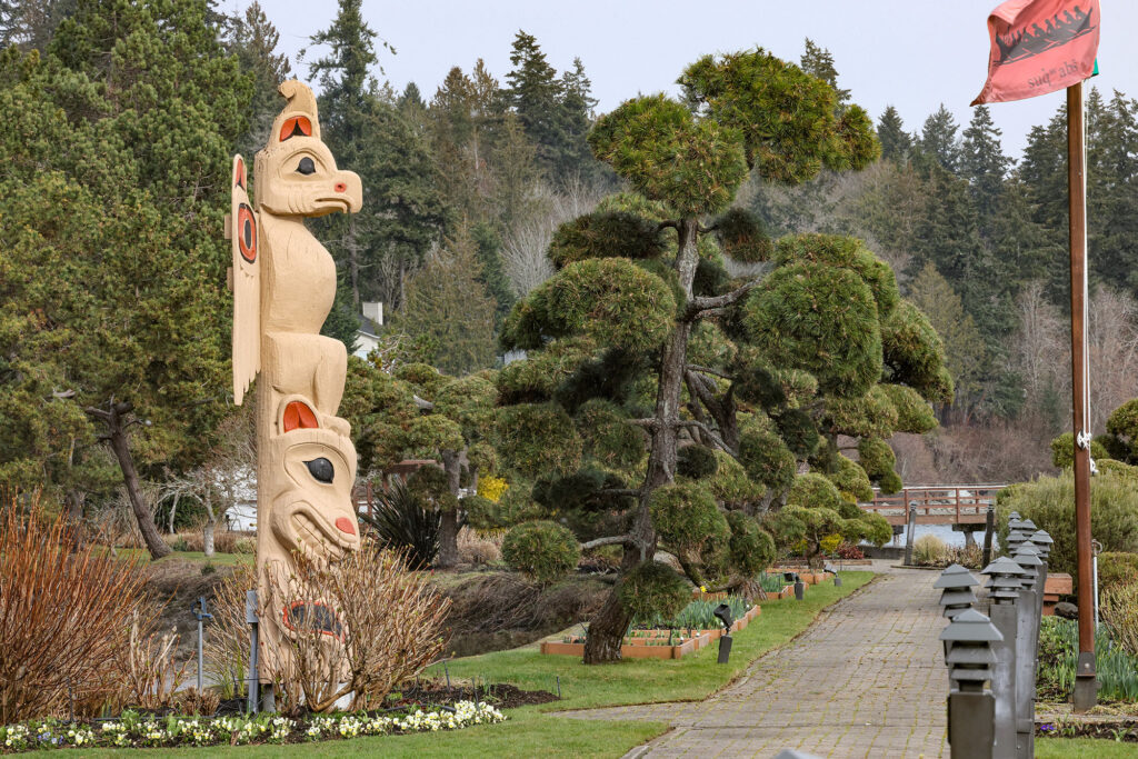 Thunderbird Totem Pole along pathway outside Kiana Lodge