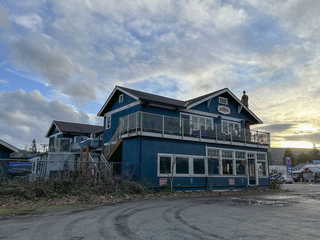 Exterior of the Roadhouse Inn at sunset