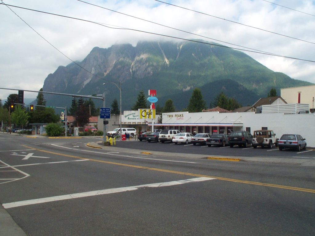 Mar-T Cafe in North Bend Washington with cloud-covered Mount Si in the distance.