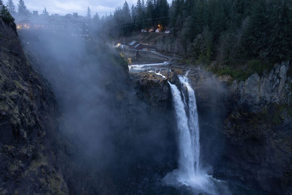 Snoqualmie Falls and Salish Lodge in the morning