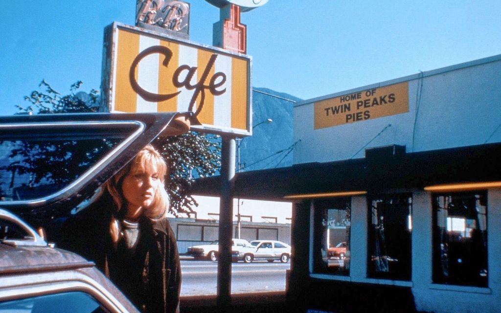 Laura Palmer at the Double R Diner Loading the back of the car