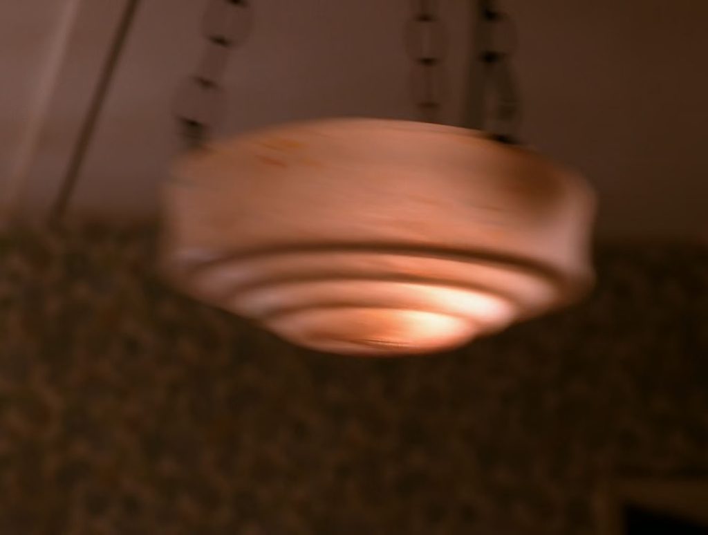 Swinging ceiling lamp