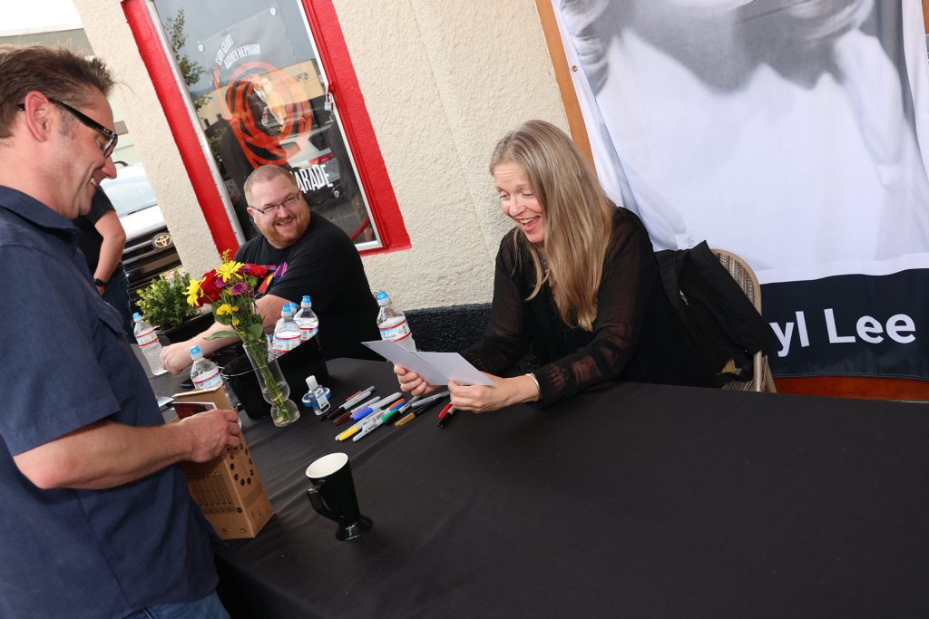 Sheryl Lee reacting to postcards