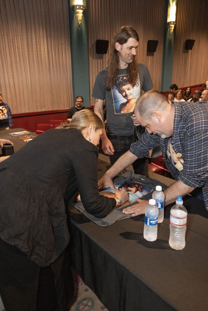 Sheryl Lee signing a t-shirt