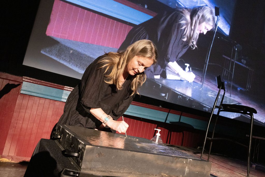 Sheryl Lee signing her name in cement