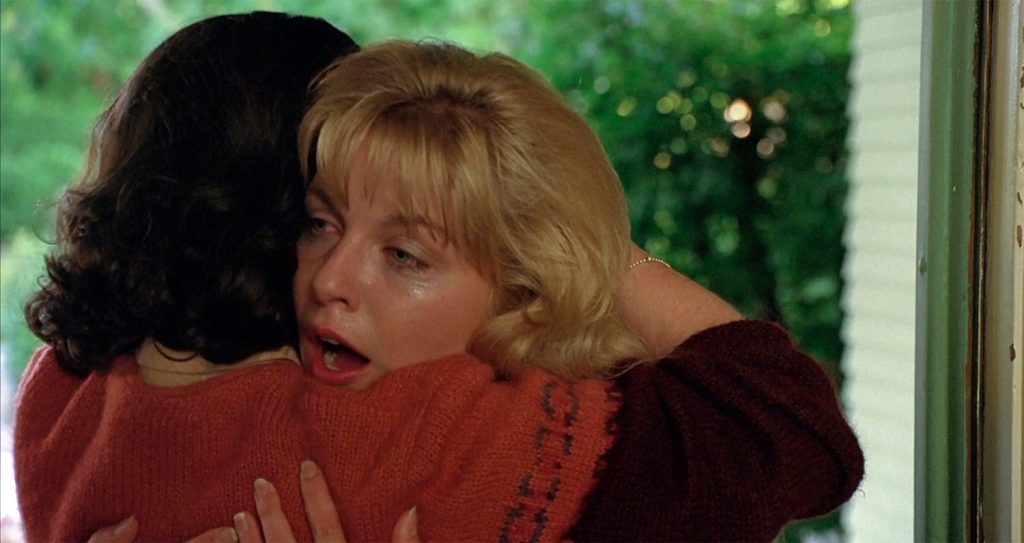 Donna Hayward hugging Laura Palmer