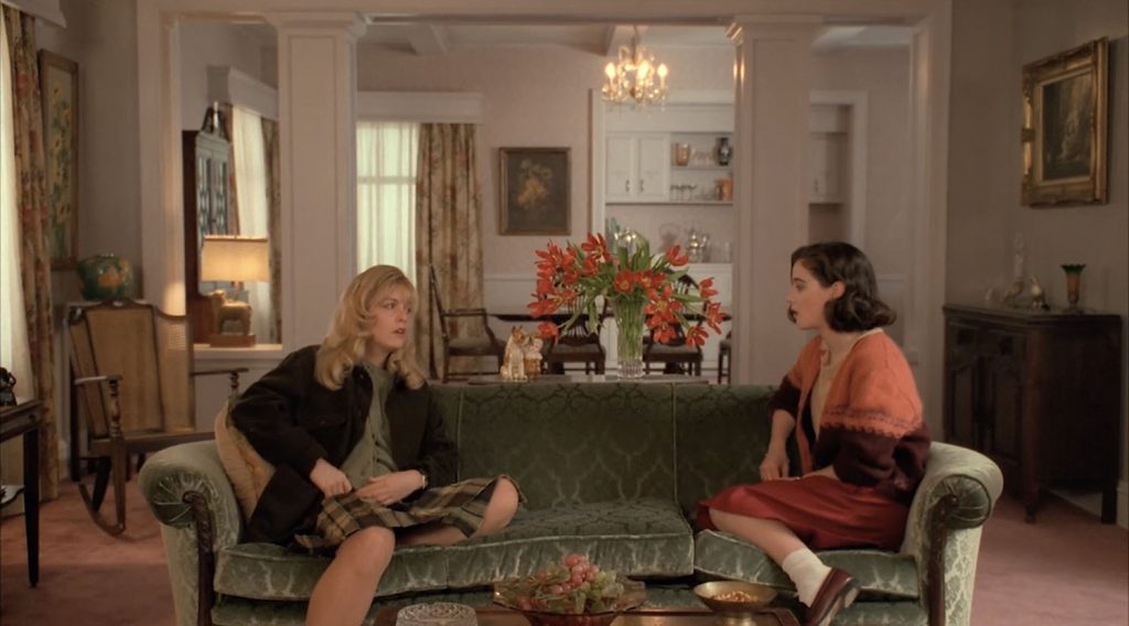 Laura Palmer and Donna Hayward sitting on a couch