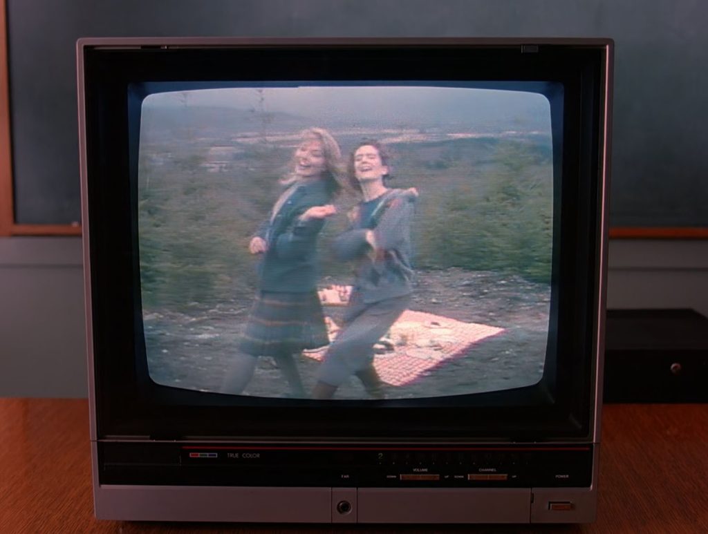 Television with an image of Laura Palmer and Donna Hayward dancing by a picnic blanket