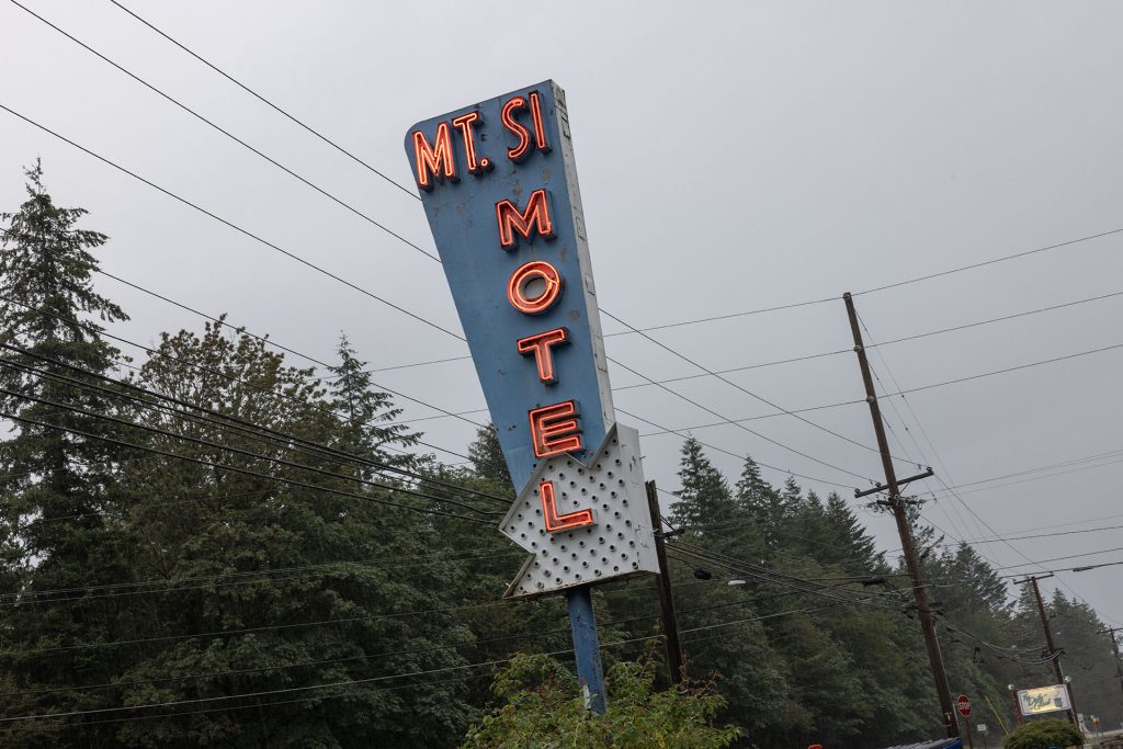 Mt Si Motel Sign