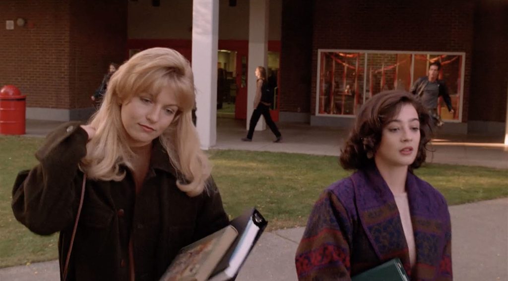 Laura Palmer and Donna Hayward outside the school