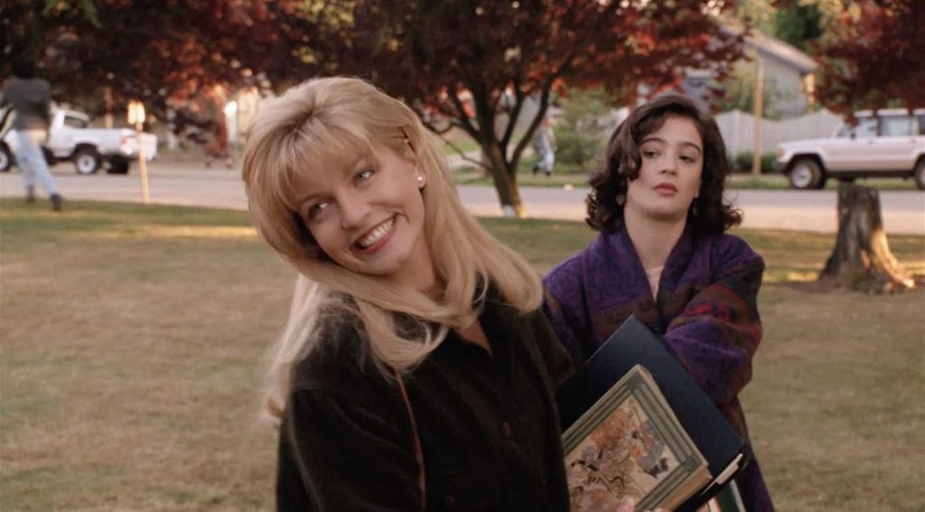 Laura Palmer and Donna Hayward outside the school