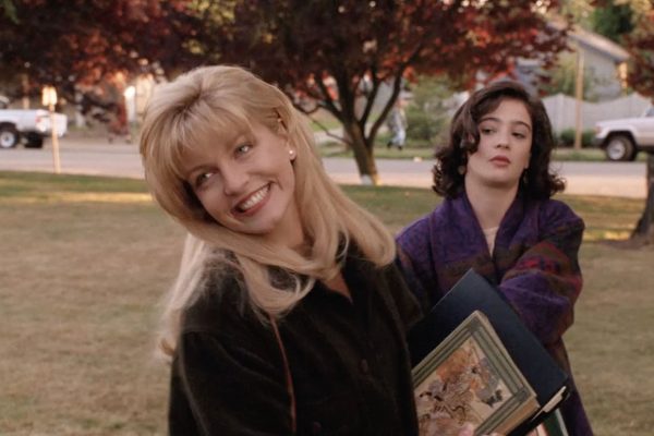 Laura Palmer and Donna Hayward outside the school