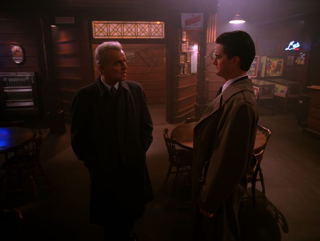 Leland Palmer and Cooper talking in the Roadhouse