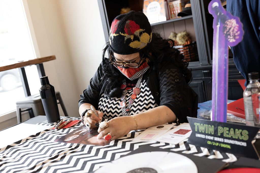 Rebekah Del Rio signing