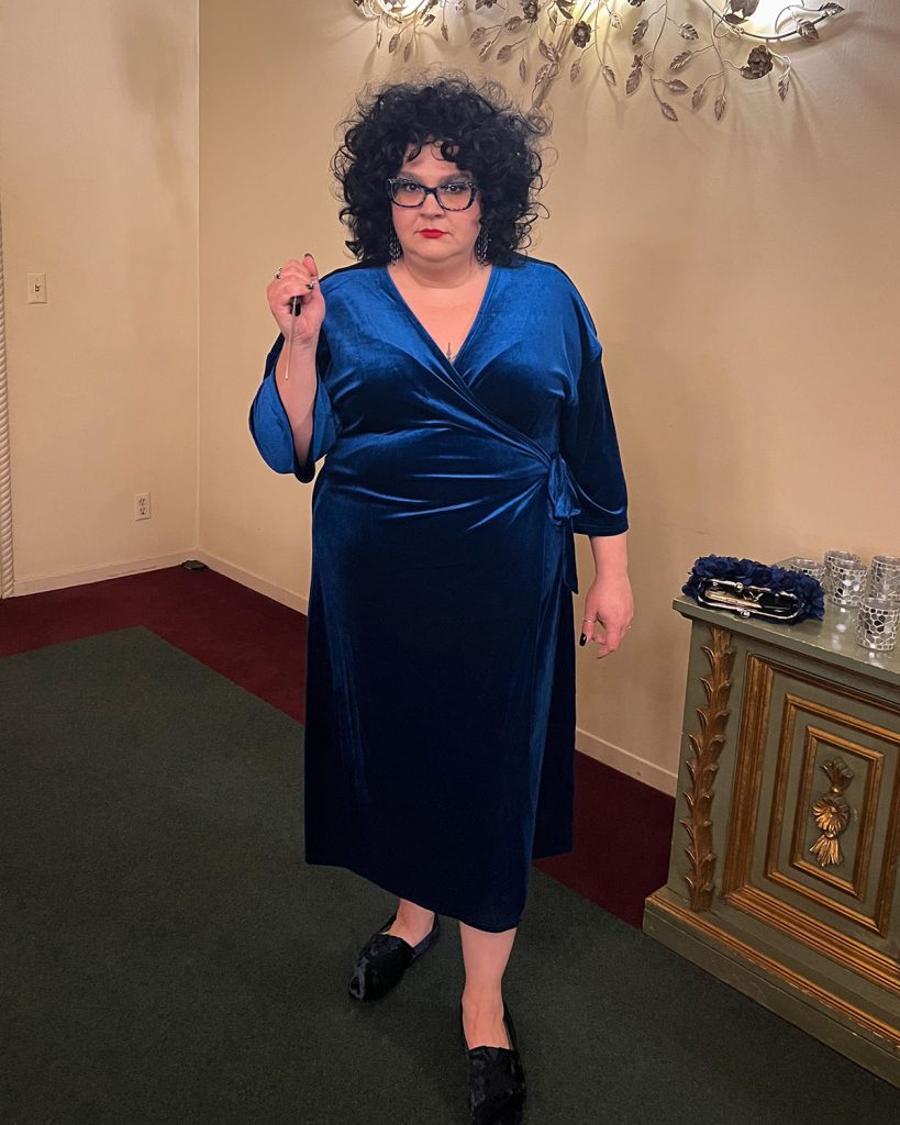 A fan dressed as Blue Velvet’s Dorothy Vallens, complete with kitchen knife