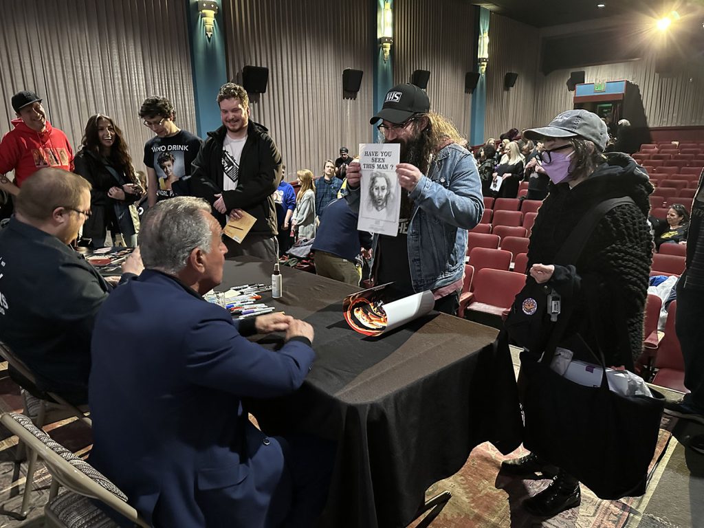 Vinnie Guidera asking Ray Wise to recreate an image from Twin Peaks