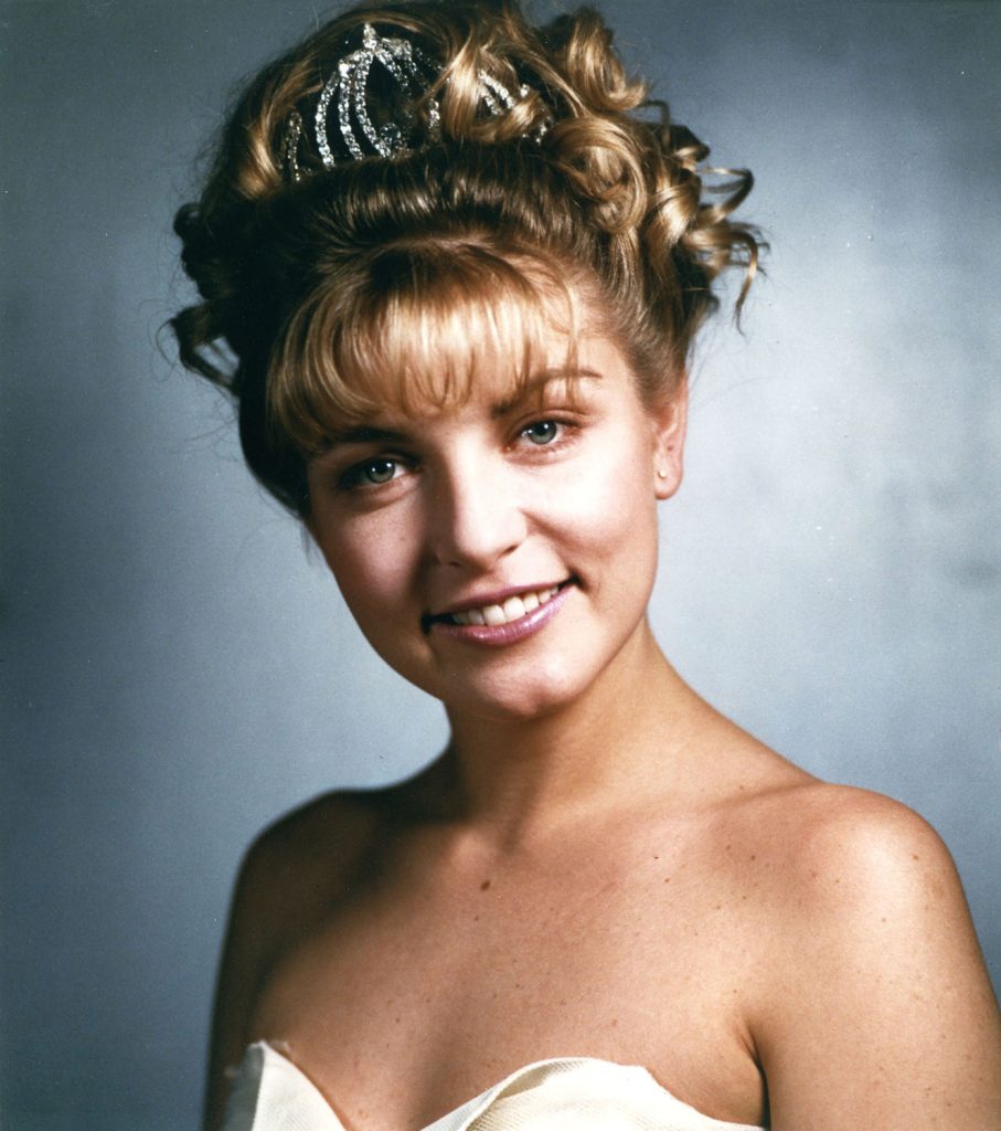 Laura Palmer's Homecoming Queen photo - Pose 2