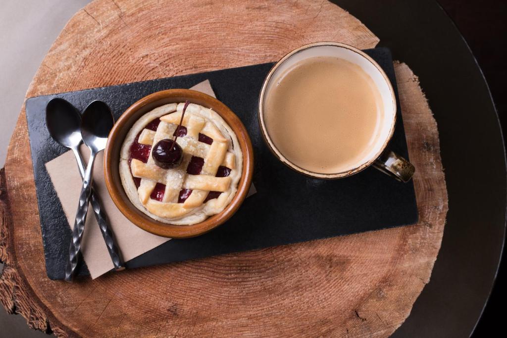 Pie and coffee on a round log