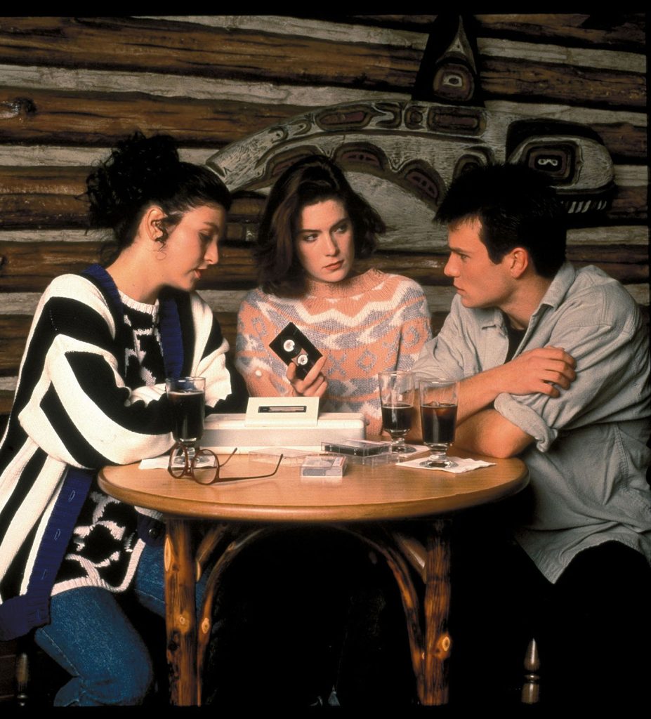 Maddy Ferguson, Donna Hayward and James Hurley discussing video tapes