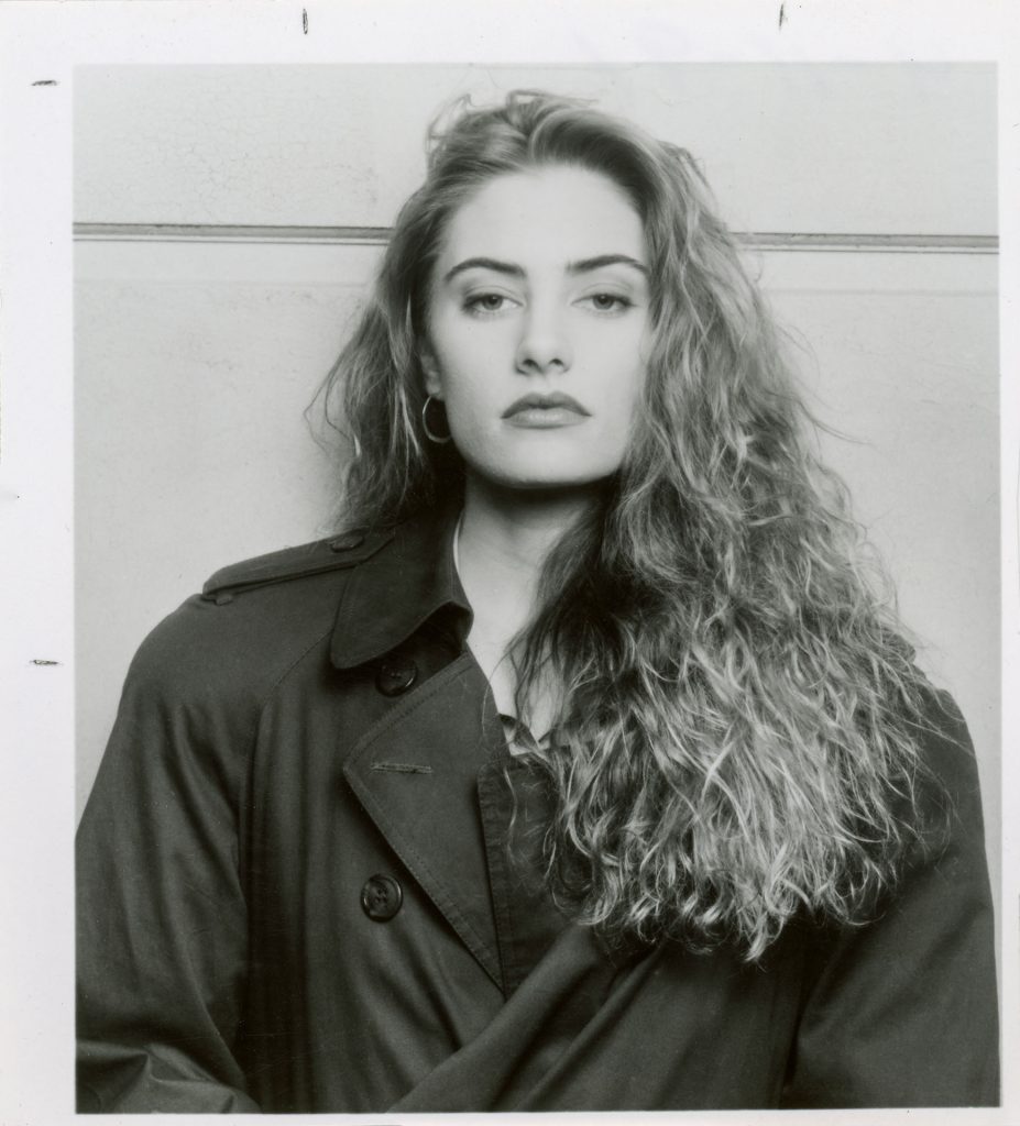 Black and white image of Mädchen Amick