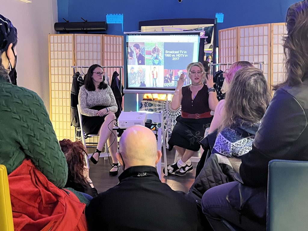 Laura and Lauren discussion Twin Peaks Fashion