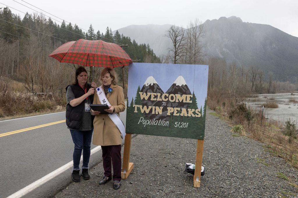 Mayor Katherine Ross reads the proclamation