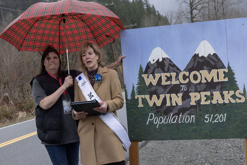 Mayor Katherine Ross reads the proclamation