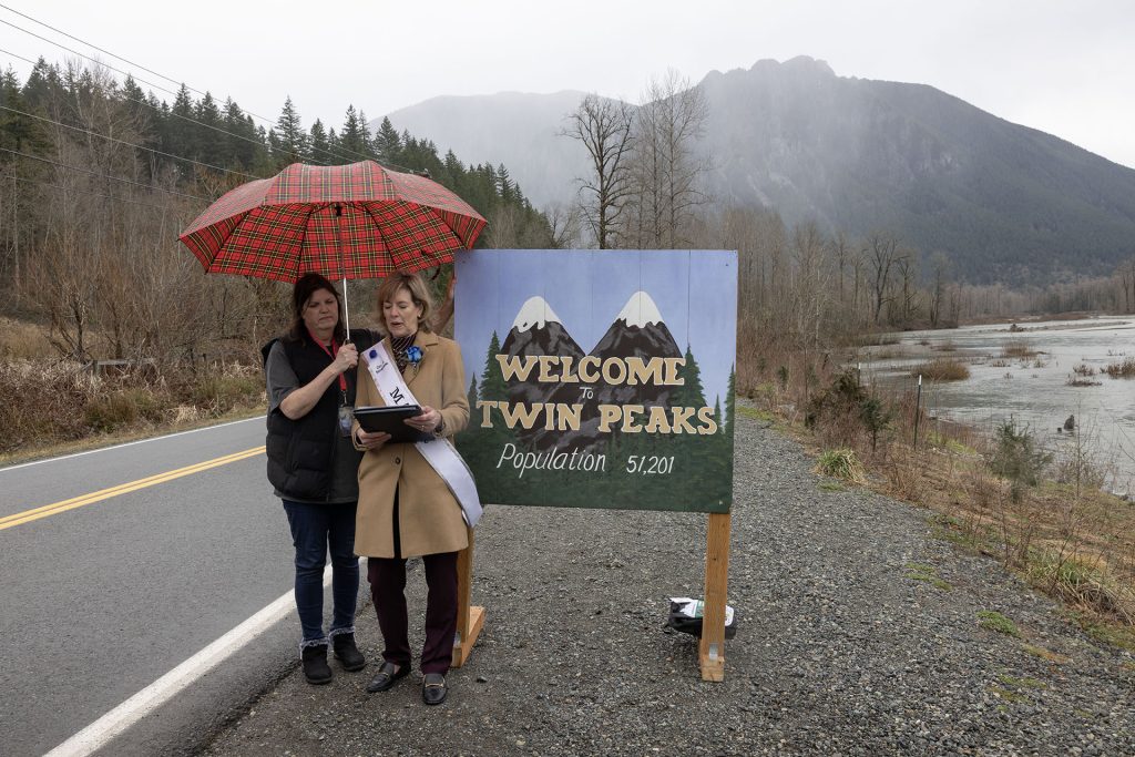 Mayor Katherine Ross reads the proclamation