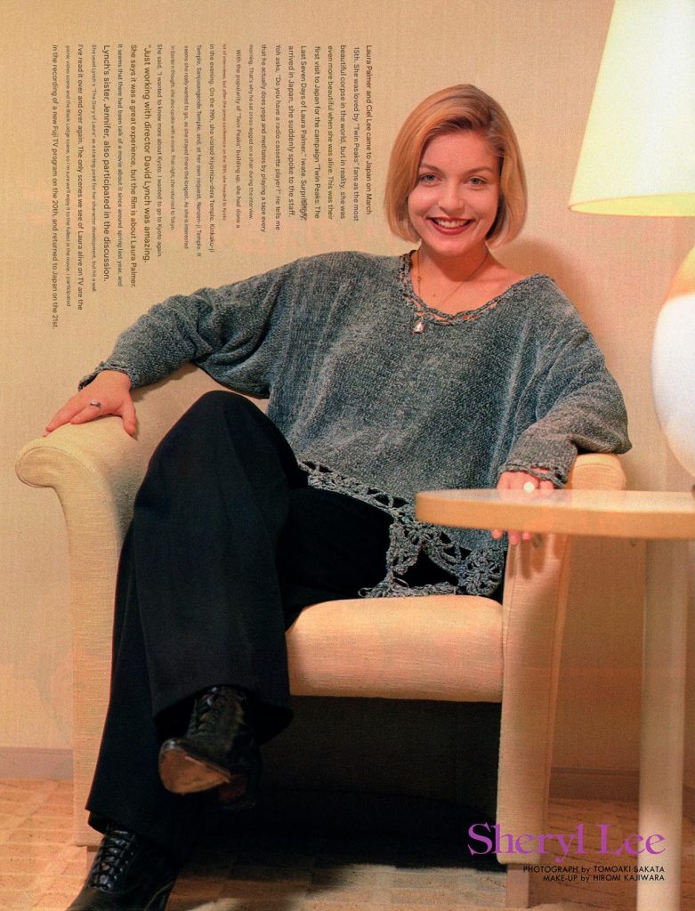 Translate article with an image of Sheryl Lee sitting in a chair
