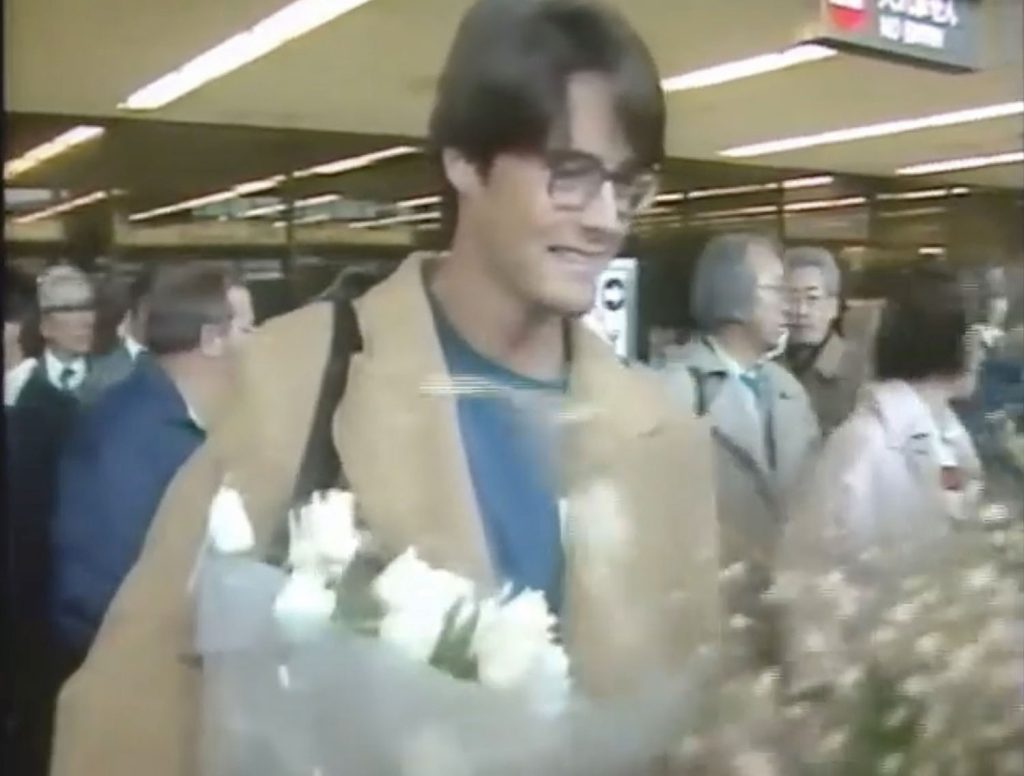Kyle MacLachlan arriving in Japan and greeted with flowers