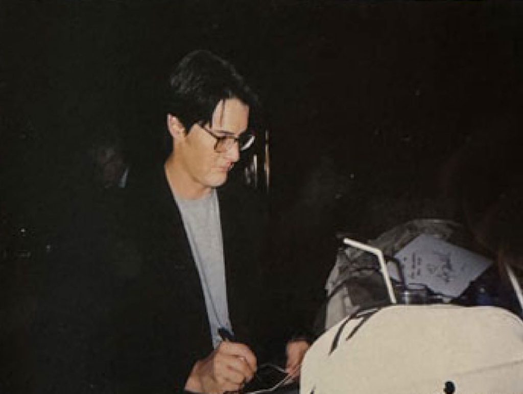 Kyle MacLachlan signing autographs