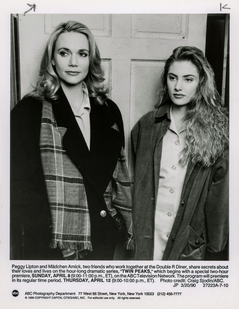 Peggy Lipton as Norma Jennings and Mädchen Amick as Shelly Johnson