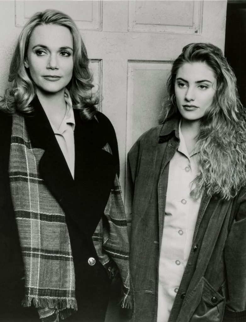 Peggy Lipton as Norma Jennings and Mädchen Amick as Shelly Johnson