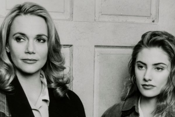 Peggy Lipton as Norma Jennings and Mädchen Amick as Shelly Johnson