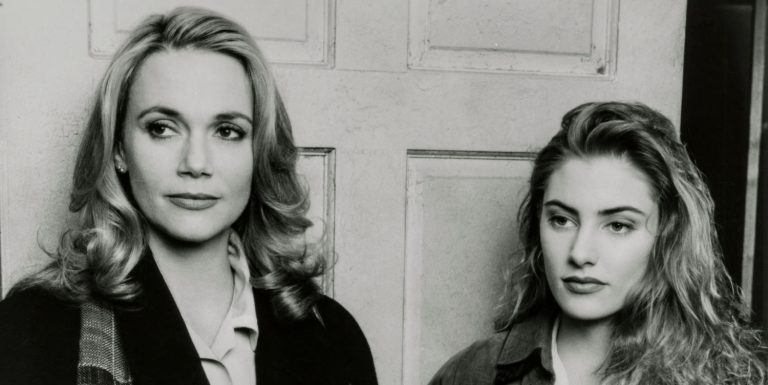 Peggy Lipton as Norma Jennings and Mädchen Amick as Shelly Johnson