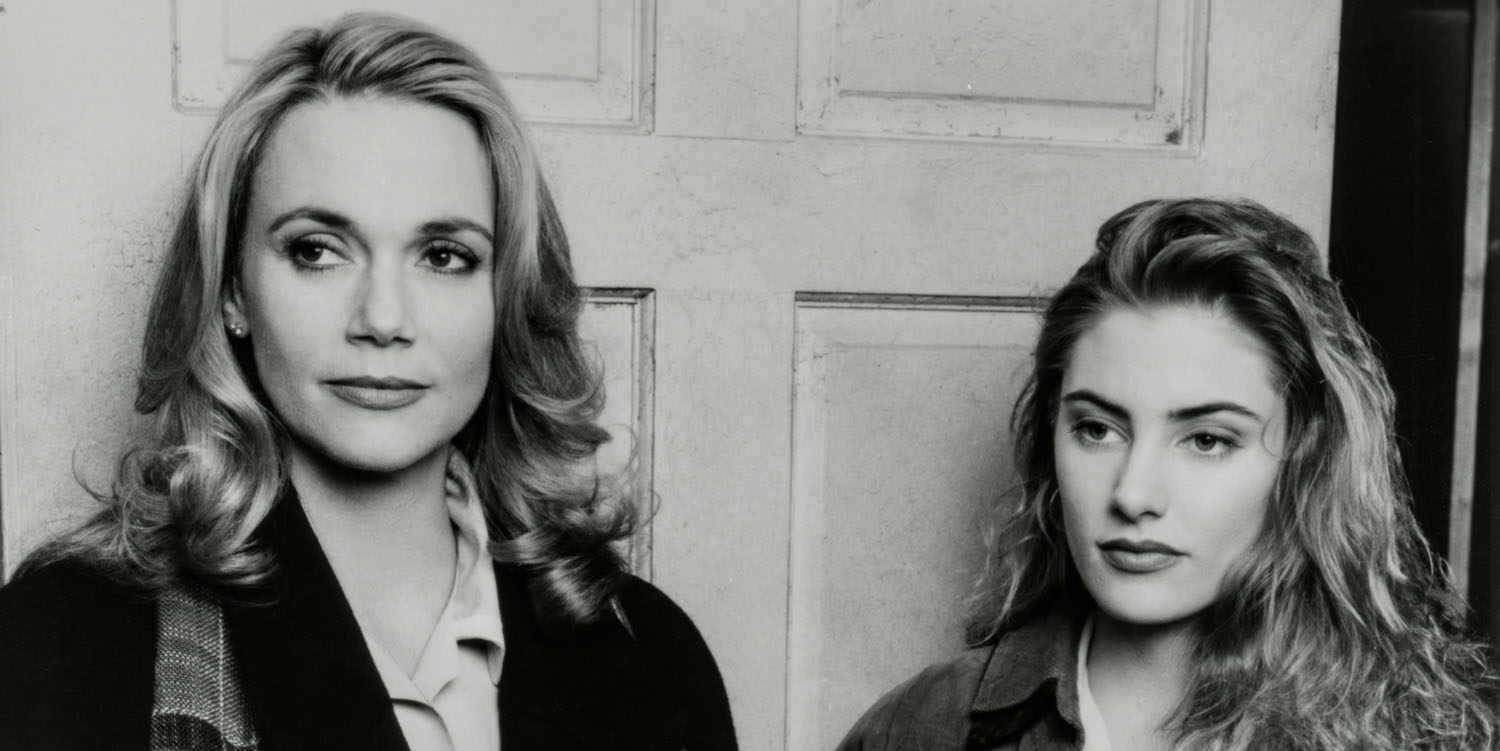 Peggy Lipton as Norma Jennings and Mädchen Amick as Shelly Johnson