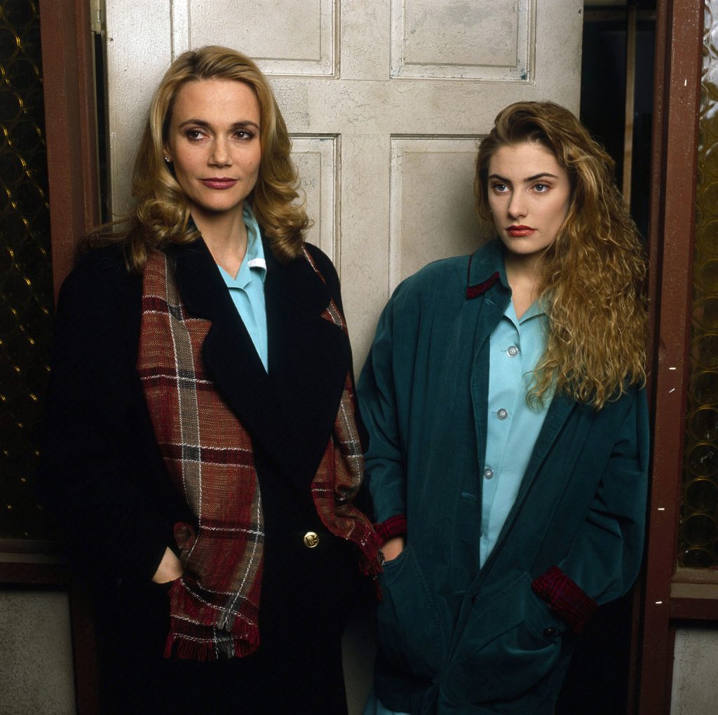 Peggy Lipton as Norma Jennings and Mädchen Amick as Shelly Johnson