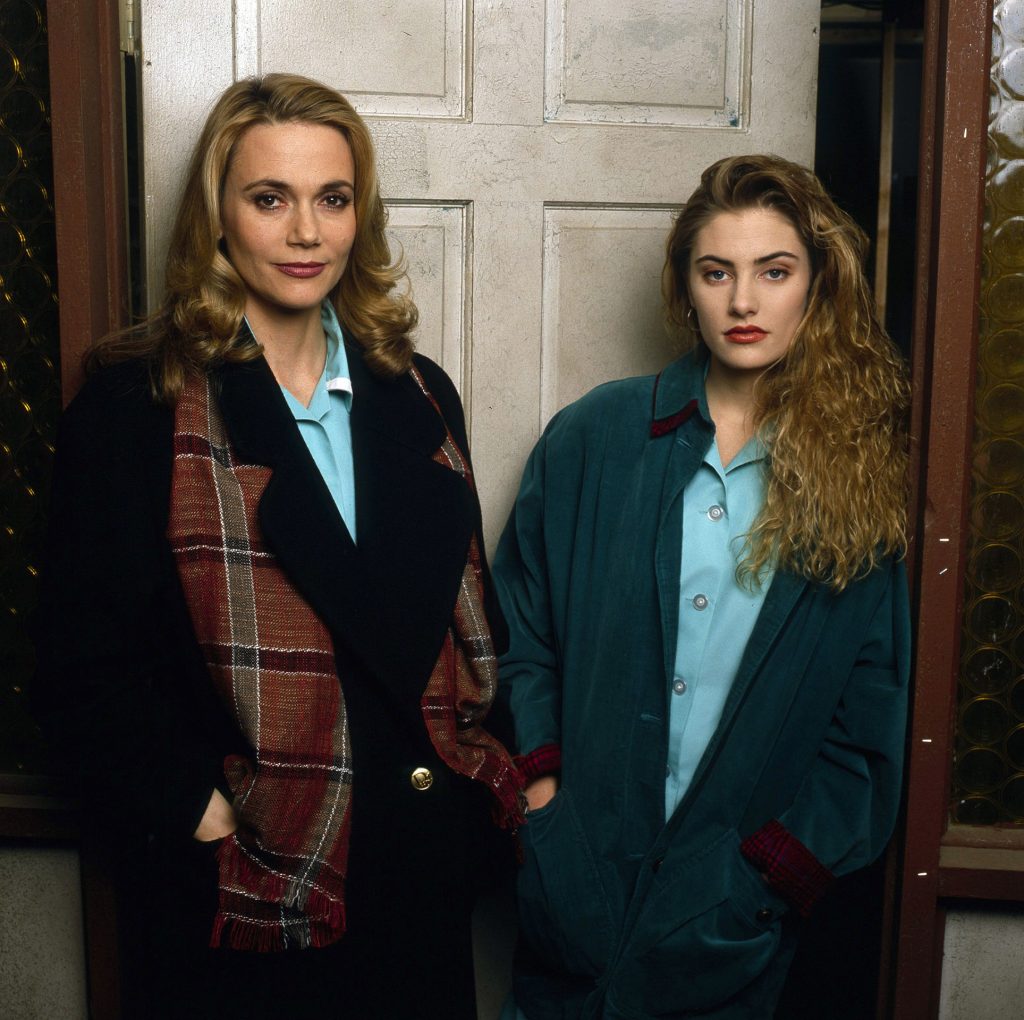 Peggy Lipton as Norma Jennings and Mädchen Amick as Shelly Johnson